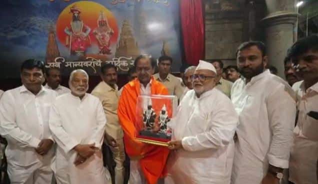 विठ्ठल रुक्मिणीची मुर्ती देऊन तेलंगणाचे मुख्यमंत्री के चंद्रशेखर राव यांचा सत्कार करण्यात आला.