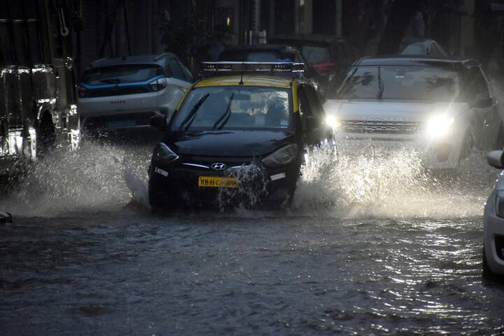 या पावसामुळं मुंबईच्या सखल भागात पाणी साचलं आहे. यामुळं वाहतुकीवर परिणाम होत असल्याचं चित्र दिसत आहे.