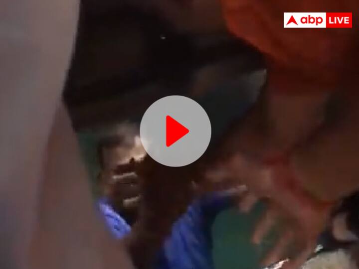 Ghaziabad many people got stuck in lift in Gaur Homes Society watch video Watch: गाजियाबाद की सोसाइटी में अटकी लिफ्ट, 15 मिनट तक चिल्लाते रहे लोग, हुआ बुरा हाल, देखें- वीडियो