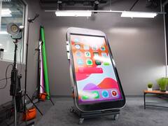 YouTuber ने बनाया दुनिया का सबसे बड़ा iPhone, हाइट एक आदमी से भी लंबी