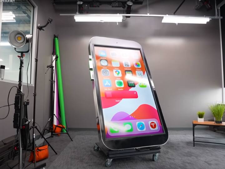 दरअसल, एक फेमस यूट्यूबर ने iPhone का डमी मॉडल या iPhone के जैसे दिखने वाला मॉडल तैयार किया है. हैरान करने वाली बात ये है की इसकी हाइट एक आदमी से भी बड़ी है. यानि ये 8 फुट लम्बा है.