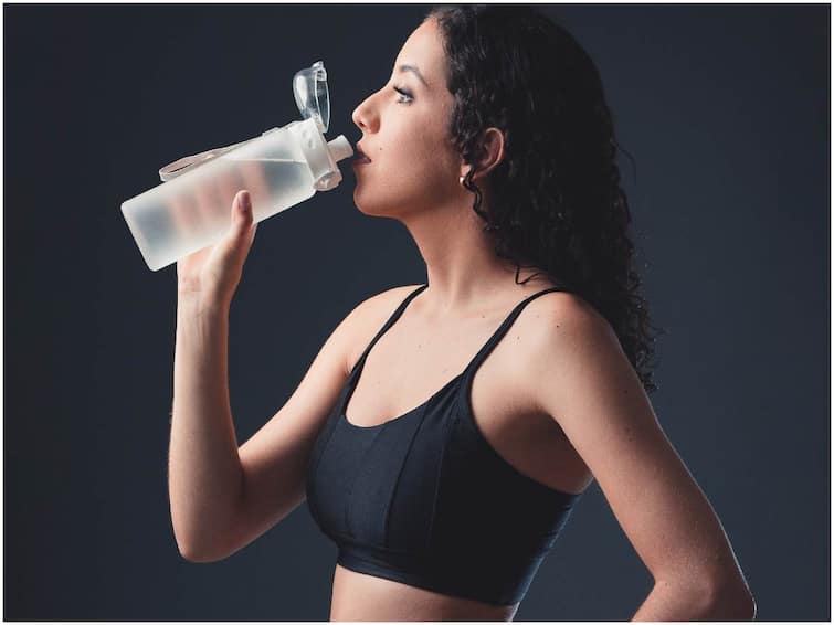 Drinking Water While Standing Causes Arthritis Drinking Water: నిలబడి నీళ్ళు తాగితే కీళ్ల నొప్పులు వస్తాయా? ఎలా తాగితే ఆరోగ్యానికి మేలు