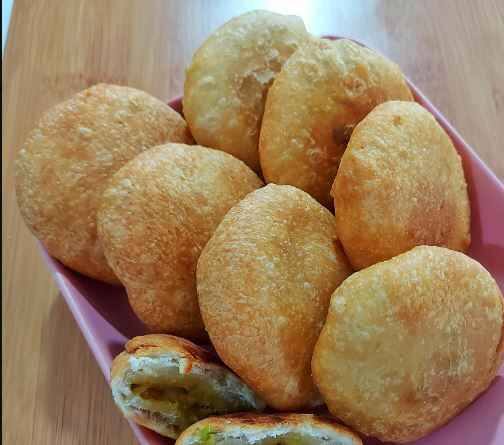 কচুরির স্বাদে ভুলবে না এমন মানুষ খুঁজে পাওয়া মুশকিল। কচুরি আসলে একটি রাজস্থানী খাবার। এটিকে ডাল বা আলুর তরকারির সঙ্গে পরিবেশন করা হয়ে থাকে। অনেকসময় কচুরির সঙ্গে চাটনিও পরিবেশন করা হয়ে থাকে।  অনেকে হিঙের কচুরিও খেতে পছন্দ করেন। রাস্তার দোকানে কচুরি খুবই সহজলভ্য়। এছাড়া অনেকেই বাড়িতেও কচুরি বানিয়ে ফেলতে পারেন খুব সহজেই।