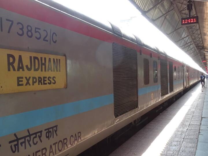 राजधानी एक्सप्रेस की शुरुआत 1969 में हुई थी, जिससे यह भारत की सबसे पुरानी एक्सप्रेस ट्रेनों में से एक बन गई.