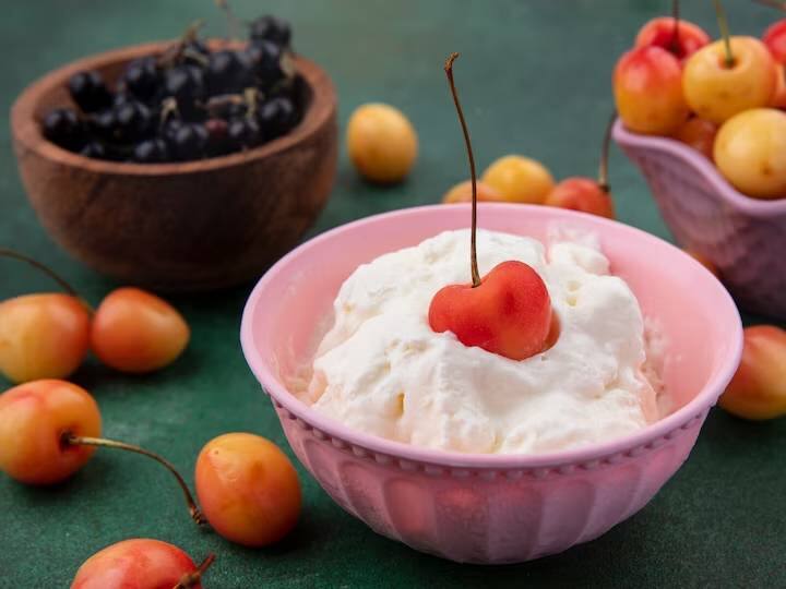 दही और शहद को फेंट लें. फूलने पर इसमें कटी हुई स्ट्रॉबेरी, कीवी, सेब और ब्लूबेरी डालें. अच्छी तरह से मिलाएं.