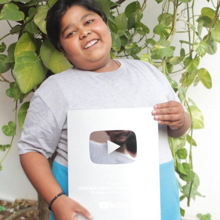 देवराज पटेल हा एक लोकप्रिय युट्यूबर आणि विनोदवीर आहे.