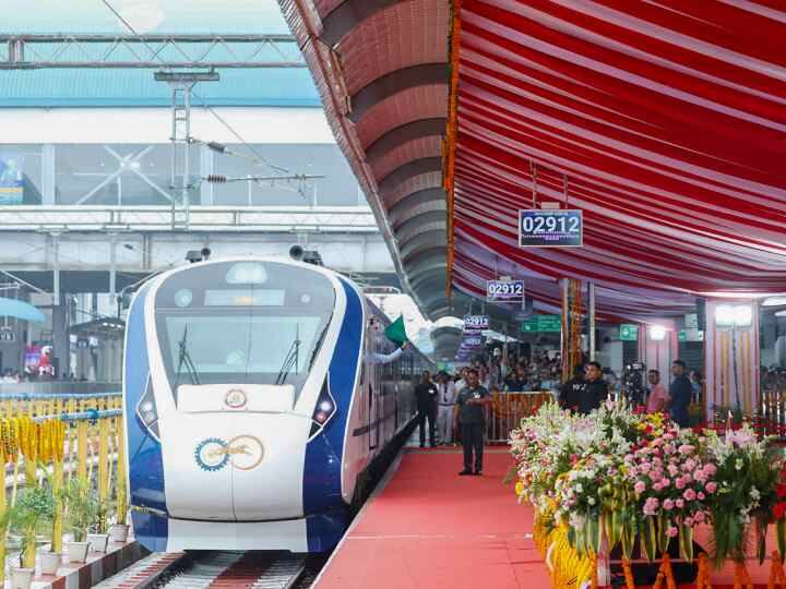 Vande Bharat Express: देश में अब कितनी वंदे भारत एक्सप्रेस ट्रेनें? जानें किस-किस रूट पर दौड़ती हैं Vande Bharat Express PM Modi inaugurated 5 Trains Rani Kamlapati Railway Station know how much trains running now Vande Bharat Express: देश में अब कितनी वंदे भारत एक्सप्रेस ट्रेनें? जानें किस-किस रूट पर दौड़ती हैं