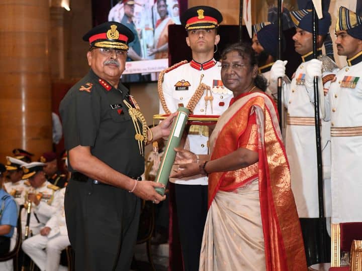 राष्ट्रपति द्रौपदी मुर्मू ने लेफ्टिनेंट जनरल हर्ष गुप्ता, लेफ्टिनेंट जनरल रवीन्द्र कुमार सिंह कुशवाह, लेफ्टिनेंट जनरल शांतनु दयाल और लेफ्टिनेंट जनरल कोडंडा पूवैया करिअप्पा को परम विशिष्ट सेवा पदक दिया. (तस्वीर में लेफ्टिनेंट जनरल हर्ष गुप्ता को पदक दिया जा रहा है.)