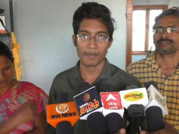 Karur student Rajesh got the first rank in the engineering rank list, requested the Tamil Nadu government to help him in his further studies TNN Karur: மேற்படிப்புக்கு அரசு உதவ வேண்டும்; பொறியியல் தரவரிசையில் மாவட்ட அளவில் முதலிடம் பிடித்த மாணவர் கோரிக்கை