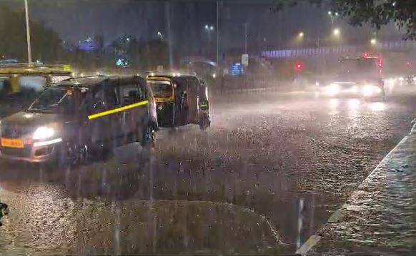 गेल्या तीन दिवसांपासून मुंबईच्या विविध भागात जोरदार पाऊस सुरु आहे. या पावसामुळं सखल भागात पाणी साचलं आहे.