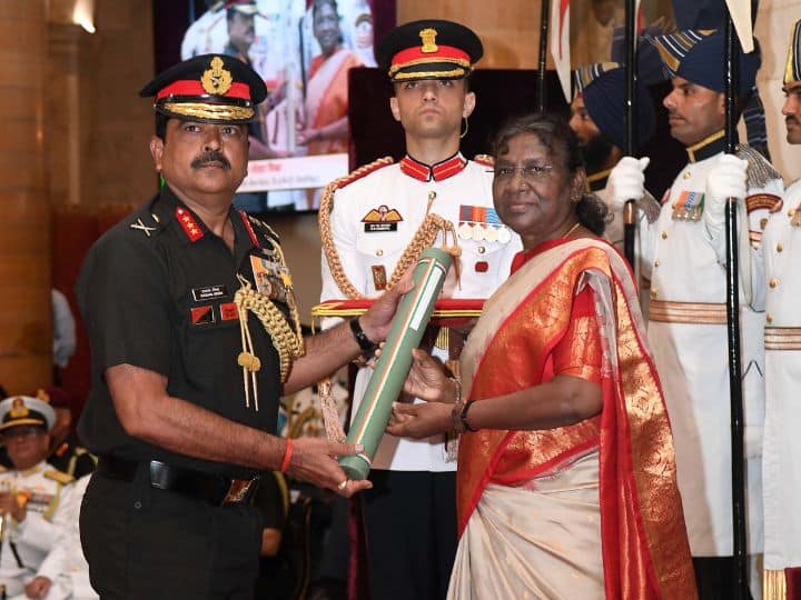 राष्ट्रपति द्रौपदी मुर्मू ने लेफ्टिनेंट जनरल अजय सिंह, लेफ्टिनेंट जनरल शशांक शेखर मिश्रा, लेफ्टिनेंट जनरल योगेन्द्र डिमरी  और लेफ्टिनेंट जनरल मिलिंद एन भुरके को परम विशिष्ट सेवा पदक से नवाजा. (तस्वीर में लेफ्टिनेंट जनरल शशांक शेखर मिश्रा को पदक दिया जा रहा है.)