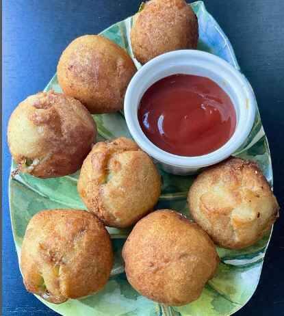 'বন্ডা' নামে পরিচিত তেলেভাডাটি বলের মত গোল গোল দেখতে হয়। এগুলিকে, রান্না করা আলুতে লবণ, লঙ্কা, ধনে পাতা এবং লেবুর রস মিশিয়ে সোনালি হওয়া পর্যন্ত ভাজা হয়।  সবুজ রঙা পুদিনার চাটনির সঙ্গে একটি পরিবেশন করা হয়।