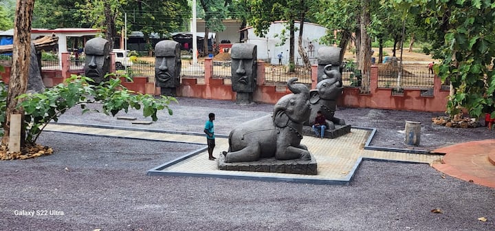 इसी के तहत सुकमा जिले के रामाराम में प्रसिद्ध चिटमिट्टिन मंदिर में छत्तीसगढ़ का पहला रॉक गार्डन तैयार किया गया है. इस रॉक गार्डन में गुफा आकर्षण का केंद्र बना हुआ है ,जहां भगवान राम की जीवनी को तस्वीरों में प्रदर्शित किया गया है,जिस की जमकर तारीफ हो रही है.