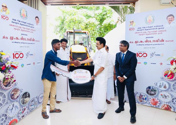 இவ்விழாவில் ‘அண்ணல் அம்பேத்கர் தொழில் முன்னோடிகள்’ திட்டத்தின் கீழ் பயனாளிகளுக்கு தொழில் தொடங்குவதற்கான ஆணைகளை முதலமைச்சர் ஸ்டாலின் வழங்கினார்.