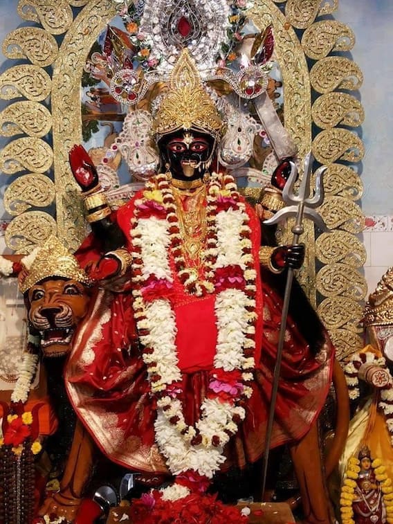 বিপত্তারিণী পুজোয় হাতে লাল সুতো বাঁধা হয় কেন?