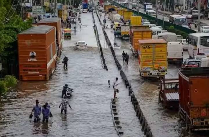 ਮੌਸਮ ਵਿਭਾਗ ਨੇ ਉੱਤਰ ਤੋਂ ਦੱਖਣ ਤੱਕ ਦੇਸ਼ ਦੇ 25 ਰਾਜਾਂ ਵਿੱਚ ਦੋ ਦਿਨਾਂ ਤੱਕ ਭਾਰੀ ਮੀਂਹ ਦਾ ਅਲਰਟ ਜਾਰੀ ਕੀਤਾ ਹੈ। ਵਿਭਾਗ ਅਨੁਸਾਰ ਅਰੁਣਾਚਲ ਪ੍ਰਦੇਸ਼, ਉੜੀਸਾ, ਪੱਛਮੀ ਬੰਗਾਲ, ਉੱਤਰ ਪ੍ਰਦੇਸ਼, ਹਰਿਆਣਾ, ਪੰਜਾਬ, ਦਿੱਲੀ, ਰਾਜਸਥਾਨ, ਗੁਜਰਾਤ, ਝਾਰਖੰਡ, ਹਿਮਾਚਲ ਪ੍ਰਦੇਸ਼, ਉੱਤਰਾਖੰਡ, ਜੰਮੂ-ਕਸ਼ਮੀਰ, ਮੱਧ ਪ੍ਰਦੇਸ਼, ਗੋਆ, ਛੱਤੀਸਗੜ੍ਹ, ਅਸਾਮ, ਮੇਘਾਲਿਆ, ਨਾਗਾਲੈਂਡ, ਮਨੀਪੁਰ ਹੈ। ਇਸ ਤੋਂ ਇਲਾਵਾ ਮਿਜ਼ੋਰਮ, ਤ੍ਰਿਪੁਰਾ, ਮਹਾਰਾਸ਼ਟਰ, ਕਰਨਾਟਕ ਅਤੇ ਕੇਰਲ ਵਿੱਚ ਭਾਰੀ ਮੀਂਹ ਦੀ ਸੰਭਾਵਨਾ ਹੈ।