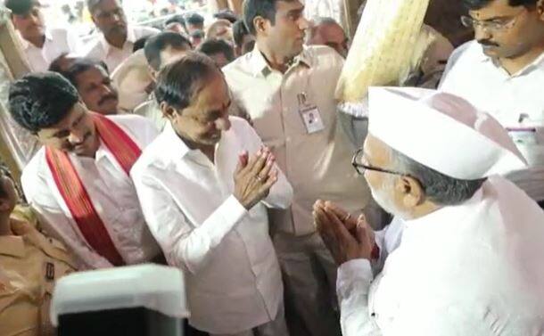 केसीआर यांच्यासोबत 600 गाड्यांचा ताफा पंढरपुरात दाखल झाला आहे.