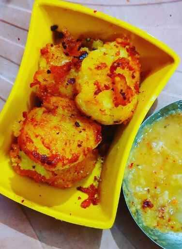আলু টিক্কা বর্ষার সময়ের অত্য়ন্ত যথাযথ স্ন্য়াক্সস। নরম, তৈলাক্ত, চমৎকার স্বাদযুক্ত এই টিক্কা রাস্তার দোকানেও পাওয়া যায়। বাড়িতেও খুব সহজেই বানিয়ে ফেলা যায় এই পদ।
