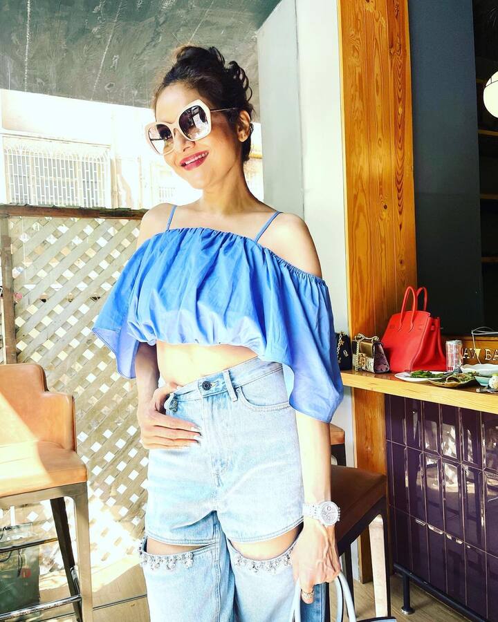 वहीं बात करें प्रोफेशनल लाइफ की तो 1991 में तमिल फिल्म Azhagan से एक्टिंग करियर में डेब्यू करने वाली एक्ट्रेस अब तक फिल्मों और टीवी शोज़ में नज़र आ रही हैं.