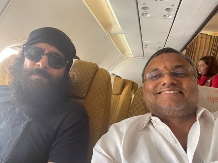 Actor Vikram and MP Karthi Chidambaram's selfie together has gone viral on the internet நடிகர் விக்ரமுடன் எம்.பி கார்த்தி சிதம்பரம்.. இணையத்தில் படுவேகமாக வைரலாகும் செல்ஃபி..!