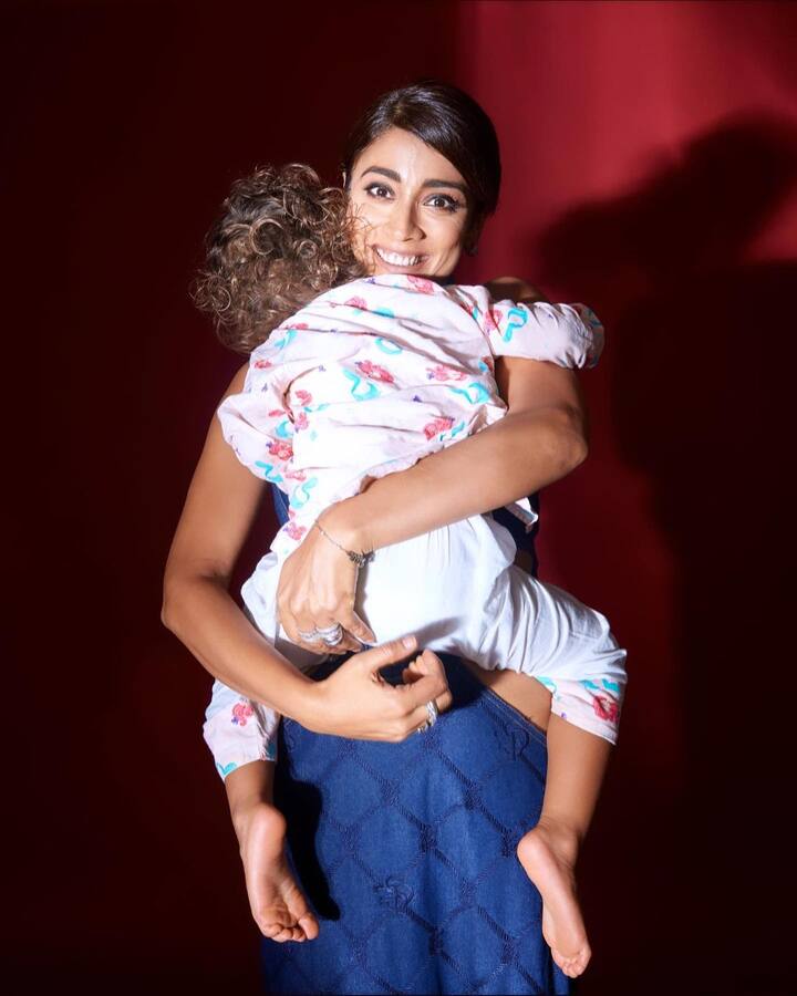 ఇలాంటి డ్రెస్సు వేసుకోవడం ఏమీ బాగోలేదు అంటూ కామెంట్లు పోస్టు చేస్తున్నారు.