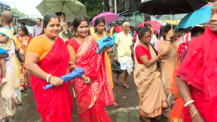তারপর তিনি ভয়ঙ্কর শুম্ভ-নিশুম্ভকে বধ করেন অনায়াসে। দেবতাদের বিপদ থেকে রক্ষা করেন। সেই থেকে বিপত্তারিণী মায়ের পুজো শুরু। তারপর মর্ত্যলোকে এই পুজোর প্রচলন হয়। বিপদ যিনি তারণ করেন, তিনিই বিপত্তারিণী।