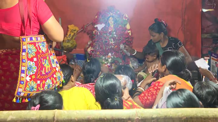 ১৩ গাছা লাল সুতো, ১৩ গাছা দূর্বা। এই লাল সুতোয় দূর্বার গোছা  ১৩ টি গিঁটে বাঁধতে হয়। এই ভাবেই তৈরি হয় বিপত্তারিণীর ধাগা ।