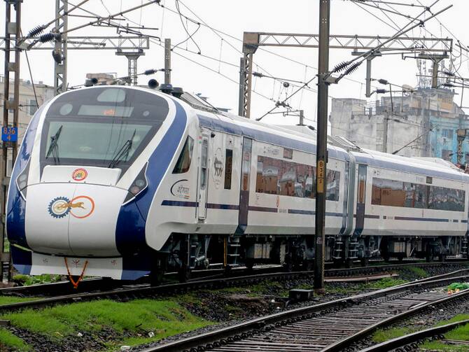 कोडरमा रेलवे स्टेशन पर वंदे भारत ट्रेन का स्वागत Welcome of Vande Bharat train at Koderma Railway Station