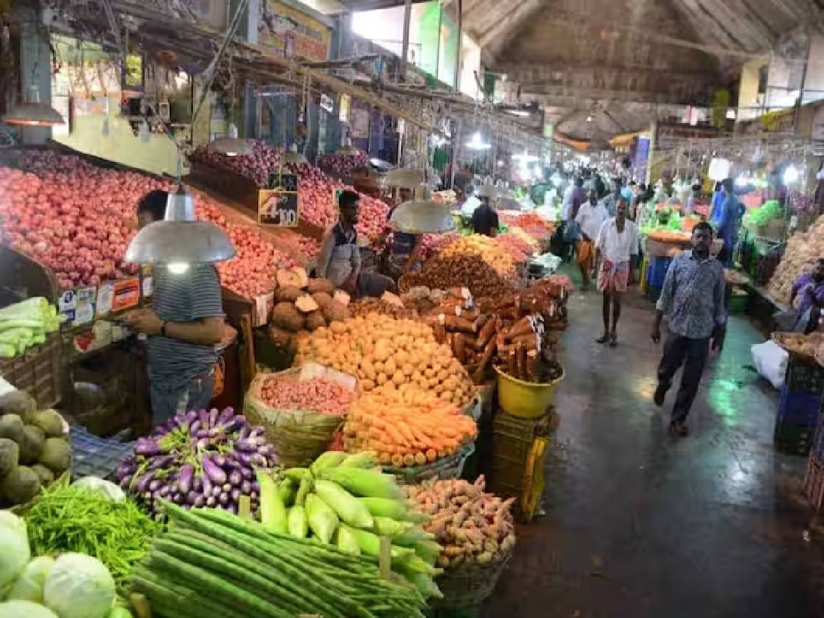 Vegetable Price: தொடர்ந்து உச்சத்தில் தக்காளியின் விலை.. மற்ற காய்கறிகளின் விலையிலும் மாற்றமா? இன்றைய விலை பட்டியல் இதோ..