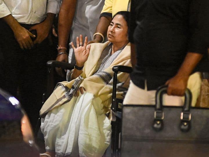 Mamata Banerjee Injured Update After Emergency Landing in West Bengal Siliguri Mamata Banerjee Injured: सीएम ममता बनर्जी चोट लगने के बाद व्हील चेयर पर आईं नजर, डॉक्टरों ने दी ये सलाह