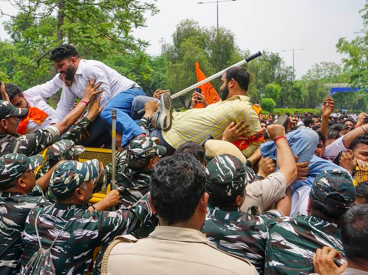 ABVP Stages Protest At Kejriwal's Residence Over 'Negligence' In Implementation Of Fire Safety At Coaching Centres ABVP Stages Protest At Kejriwal's Residence Over 'Negligence' In Implementation Of Fire Safety At Coaching Centres