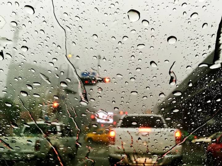 IMD Issues Orange Alert: कई जगह भारी बारिश का अलर्ट, ऐसे मौसम में ये सेफ्टी टिप्स करें फॉलो