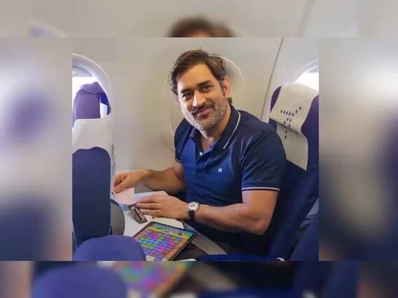 फ्लाईटमध्ये 'हा' मोबाईल गेम खेळतोय धोनी, फोटो व्हायरल