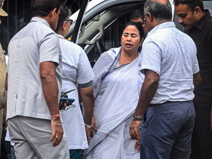 Mamata Banerjee sustained injuries on her waist and legs when her helicopter emergency landing in West Bengal Mamata Banerjee Injured: हेलिकॉप्टर की इमरजेंसी लैंडिंग के दौरान ममता बनर्जी को कमर और पैर में आई चोट, अस्पताल पहुंचने का देखें वीडियो