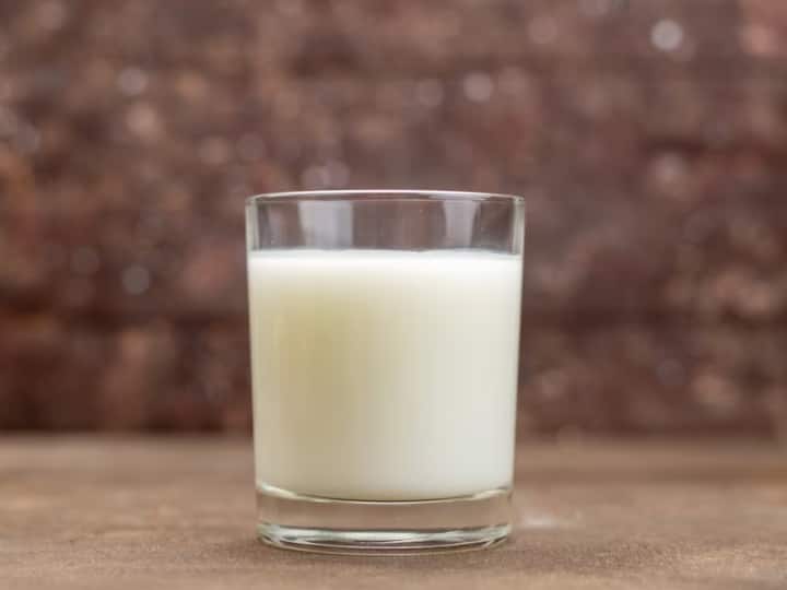 पोषण से भरपूर दूध पीने की सलाह हर किसी को दी जाती है. दूध पीने से शरीर में कैल्शियम, प्रोटीन, विटामिन D, विटामिन B12, पोटेशियम और फॉस्फोरस जैसे तत्वों की जरूरत पूरी होती है.