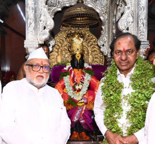केसीआर यांनी घेतलं विठ्ठलाचे दर्शन