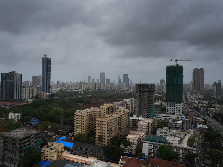 Mumbai weather update Mumbai Rains mumbai weather prediction slow rain from Wednesday wee hours Mumbai Rains: मुंबईत पहाटेपासून संततधार पाऊस, आकाशात काळ्या ढगांची गर्दी,  येत्या काही तासांत दमदार पावसाचा अंदाज