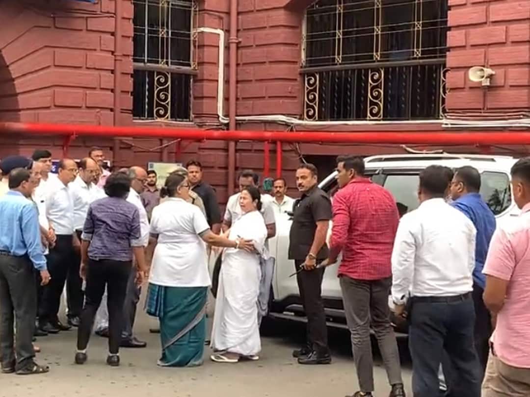 Mamata Banerjee Hospitalised as She Received Injuries Today While Her Helicopter Made an Emergency Landing Mamata Banerjee Hospitalised: திடீரென தரையிறக்கப்பட்ட ஹெலிகாப்டர்.. மருத்துவமனையில் மம்தா பானர்ஜி, வலியால் அவதி