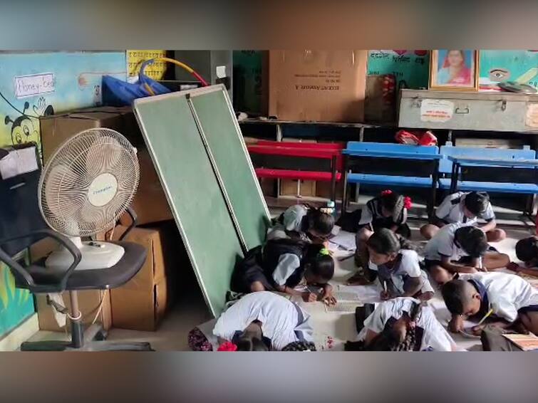 Maharashtra Palghar News Mismanagement of education department In Palghar Vikramgad students learning lessons in dilapidated classrooms Palghar News: मोडकळीस आलेल्या वर्गखोल्या अन् शिक्षण विभागाचा भोंगळ कारभार; पालघरमध्ये जीव मुठीत घेऊन विद्यार्थी गिरवतायत शिक्षणाचे धडे