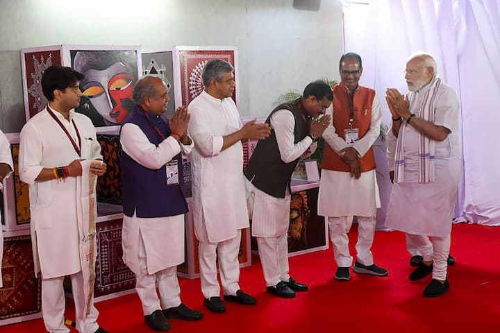 এদিন ভোপাল থেকে ৫ 'বন্দে ভারত' এক্সপ্রেস চালু করেন।