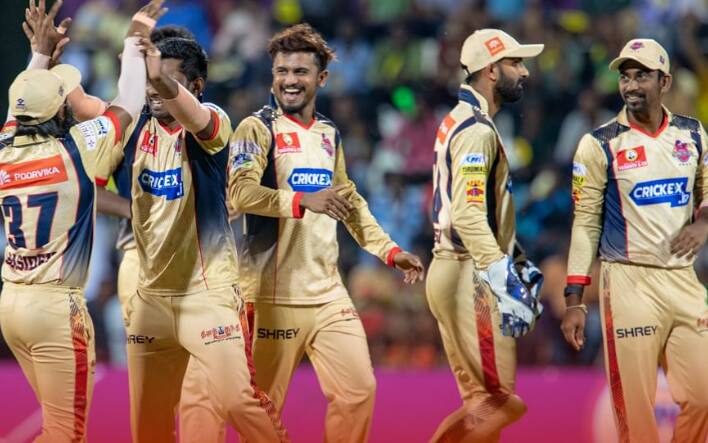 7 வது சீசன் டி.என்.பி.எல் போட்டியின் லீக் ஆட்டங்கள் தற்போது நடந்து வருகிறது.நேற்று இரவு 7:15 மணிக்கு நடந்த போட்டியில் மதுரை அணியை எதிர்கொண்டது சேப்பாக்கம். டாஸ் வென்ற சேப்பாக் அணி பந்துவீச்சை தேர்வு செய்தது.