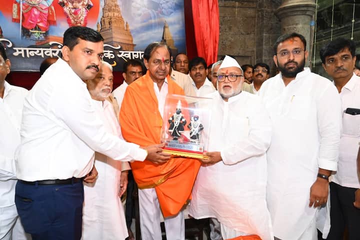 विठ्ठल मंदिर समितीच्या वतीनं के चंद्रशेखर राव यांचा सत्कार करण्यात आला.