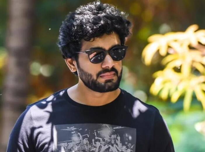 கடந்த 20 ஆம் தேதி அன்று தனது பைக்கில் ஊட்டியில் இருந்து மைசூருக்குத் திரும்பிச் சென்றுகொண்டிருந்தார் சூரஜ். அப்போது தனக்கு முன்னிருந்த ஒரு டிராக்டரை முந்திச் செல்ல முயற்சித்த சூரஜ், கட்டுப்பாட்டை இழந்ததால் எதிரில் வந்த டிப்பர் லாரியில் மோதி விபத்திற்குள்ளானார்.