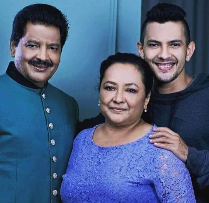 उदित नारायण - आपको जानकर हैरानी होगी कि इस लिस्ट में इंडस्ट्री के फेमस सिंगर उदित नारायण का नाम भी है. जिनकी पहली शादी रंजना झा से हुई थी. लेकिन फिर उनको दीपा से प्यार हो गया और जब उन्होंने दीपा से शादी की थी तो रंजना को तलाक नहीं दिया था.