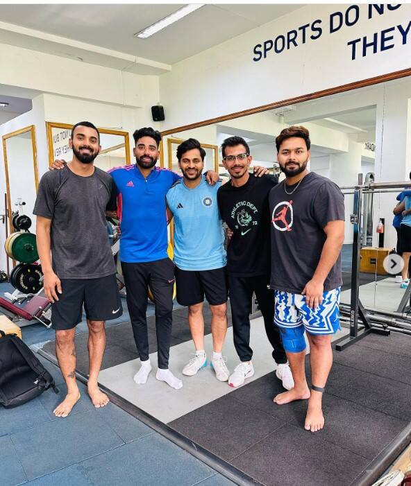 ਪੰਤ ਤੋਂ ਇਲਾਵਾ ਕਈ ਹੋਰ ਭਾਰਤੀ ਕ੍ਰਿਕਟਰ ਵੀ NCA 'ਚ ਮੌਜੂਦ ਹਨ। ਕੁਝ ਖਿਡਾਰੀ ਆਪਣਾ ਰੀਹੈਬ ਪੂਰਾ ਕਰ ਰਹੇ ਹਨ ਜਦਕਿ ਕੁਝ ਅਗਲੇ ਦੌਰੇ ਦੀ ਤਿਆਰੀ 'ਚ ਰੁੱਝੇ ਹੋਏ ਹਨ। ਇਸ ਦੌਰਾਨ ਰਿਸ਼ਭ ਪੰਤ ਨੇ ਆਪਣੇ ਅਧਿਕਾਰਕ ਸੋਸ਼ਲ ਮੀਡੀਆ ਰਾਹੀਂ ਕੁਝ ਤਸਵੀਰਾਂ ਸ਼ੇਅਰ ਕੀਤੀਆਂ ਹਨ।