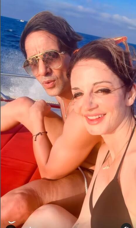 जैसे सुजैन जब भी अर्सलान के साथ रोमांटिक पिक्चर्स या वीडियो शेयर करती हैं तो लोग उन्हें ऋतिक का नाम लेकर ट्रोल करते हैं.जब्कि तलाक के बाद भी ऋतिक और सुजैन एक अच्छा बॉन्ड शेयर करते हैं.