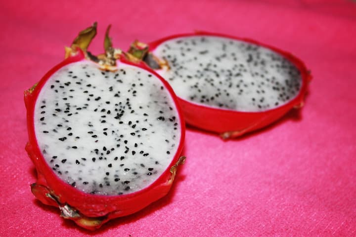 ড্রাগন ফল হার্টকে সুস্থ রাখতে সাহায্য করে। কেননা এই ফলটির মধ্যে রয়েছে আশ্চর্যজনক শক্তি। যা মানুষের রক্তে খারাপ কোলেস্টেরলের মাত্রাকে কমাতে। এবং ভালো কলেস্টরলের মাত্রকে বৃদ্ধি করতে সাহায্য করে। হার্টকে ভালো অবস্থায় রাখতে মনোস্যাচুয়েটেড সাহায্য করে। আর মনোস্যাচুয়েটেড এর উপাদান সবচেয়ে বেশি পাওয়া যায় এই ড্রাগন ফলের মধ্যে।