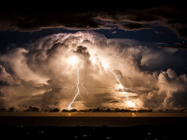 Mumbai Rain safety during monsoon and rainfall electric shock Do not do such negligence on road Mumbai Rain: सड़कों पर बारिश के दौरान भूलकर भी ना करें ऐसी लापरवाही, हो सकती है मौत, पढ़ें जरूरी खबर