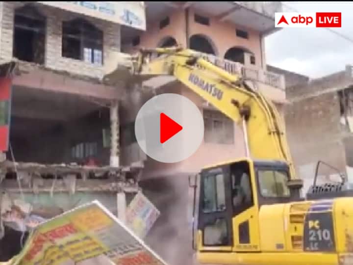 Fatehpur love jihad rape and murder case bulldozer ran at accused house Watch: फतेहपुर में लव जिहाद के आरोपी के घर चला बुलडोजर, हिन्दू बनकर युवती से रेप के बाद की हत्या