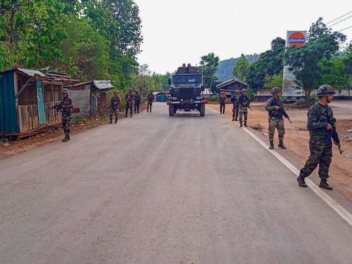 Manipur Violence: 'औरतें कर रहीं उग्रवादियों की भागने में मदद, जानबूझकर रोक रहीं रास्ता', मणिपुर के हालात पर सेना ने किया ट्वीट
